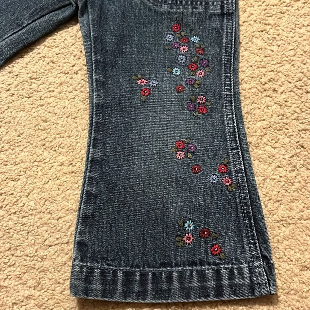 OSHKOSH SIZE GIRLS 2T EMBROIDERED FLARE JEANS - Picture 3 of 6